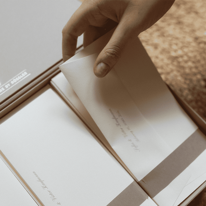 Personalisierbare Briefpapier Kassette | Edles Papier in Creme | 60 Stück | taupe